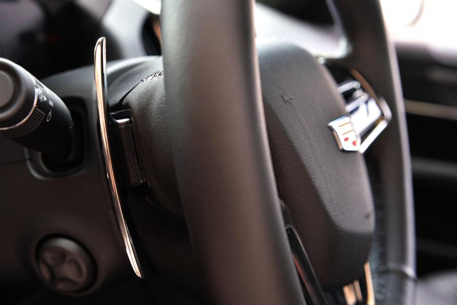 Детали интерьера Cadillac ATS-V Coupe 2015 года  (фото 54 из 100)